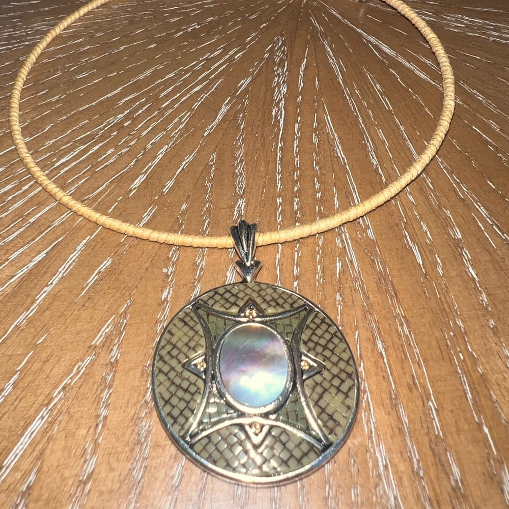 ✨ Vintage Southwestern Mother-of-Pearl Statement Pendant Necklace - Picture 2 of 6